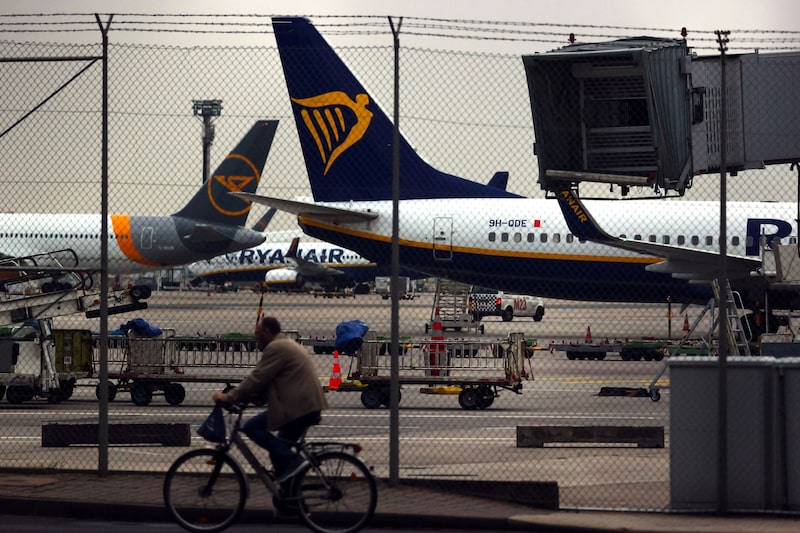 Ryanair estableció el año pasado restricciones de propiedad a los miembros que no pertenecen a la UE, incluida la suspensión de los derechos de voto Ryanair estableció el año pasado restricciones de propiedad a los miembros que no pertenecen a la UE, incluida la suspensión de los derechos de voto