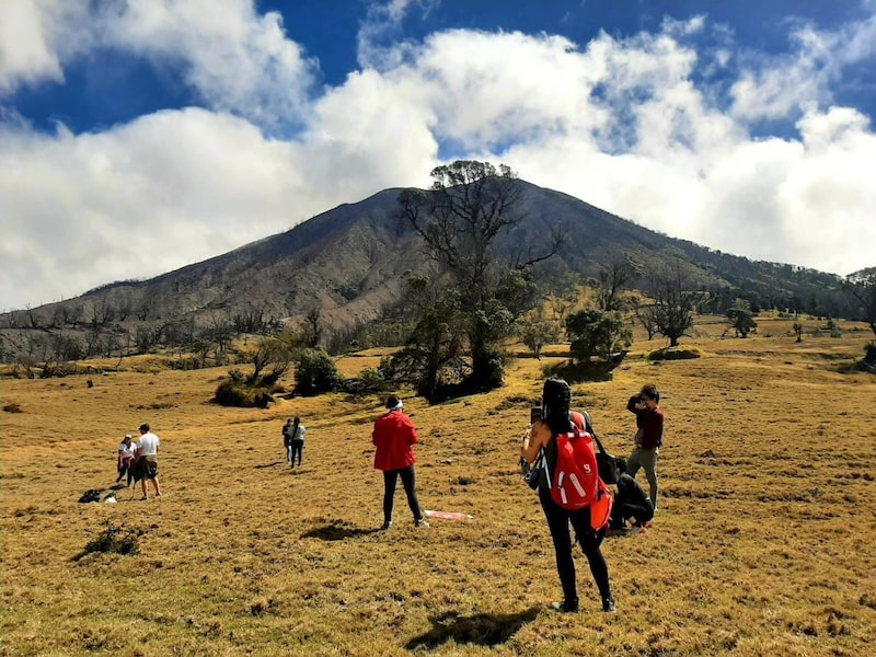 Turistas en Bosque Quemado, localizado en Turrialba, provincia de Cartago. Turistas en Bosque Quemado, localizado en Turrialba, provincia de Cartago.