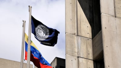 El Banco Central de Venezuela restringe liquidez bancaria para respaldar al bolívar El Banco Central de Venezuela restringe liquidez bancaria para respaldar al bolívar