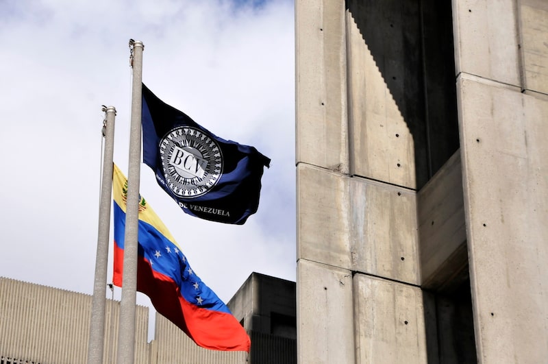 La imagen referencial muestra las banderas ondeando frente a la sede del Banco Central de Venezuela (BCV). La imagen referencial muestra las banderas ondeando frente a la sede del Banco Central de Venezuela (BCV).