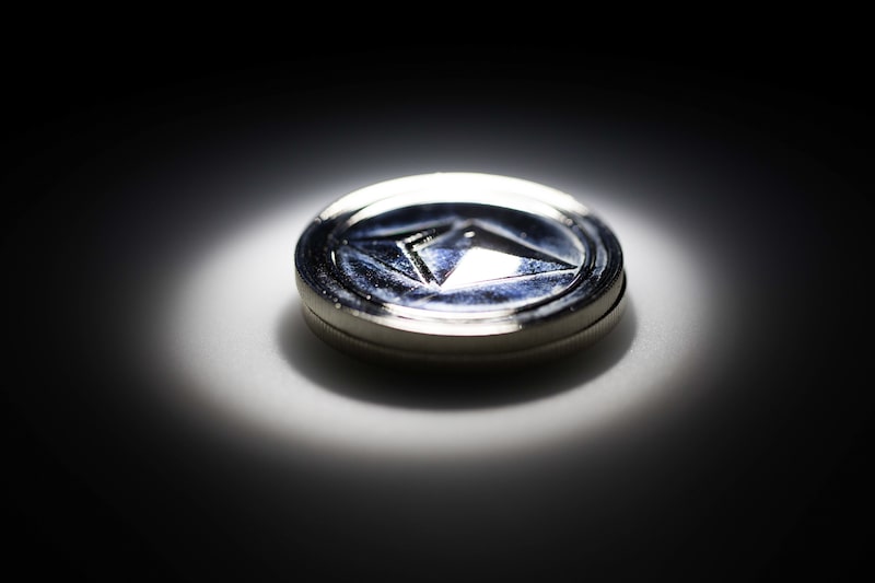 Un token de ethereum aparece en esta fotografía arreglada Un token de ethereum aparece en esta fotografía arreglada