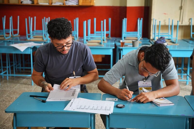 Consulta popular y referéndum del domingo 16 de noviembre en Ecuador. Consulta popular y referéndum del domingo 16 de noviembre en Ecuador.