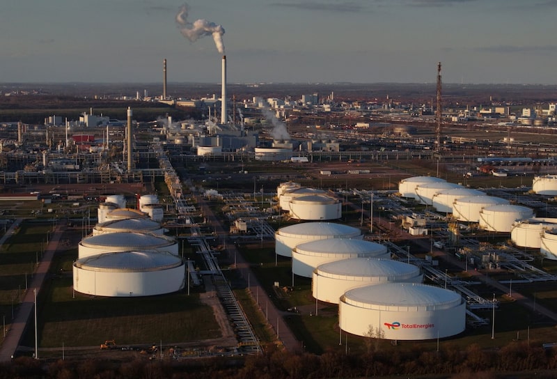Depósitos de almacenamiento de petróleo en Leuna, Alemania. Depósitos de almacenamiento de petróleo en Leuna, Alemania.