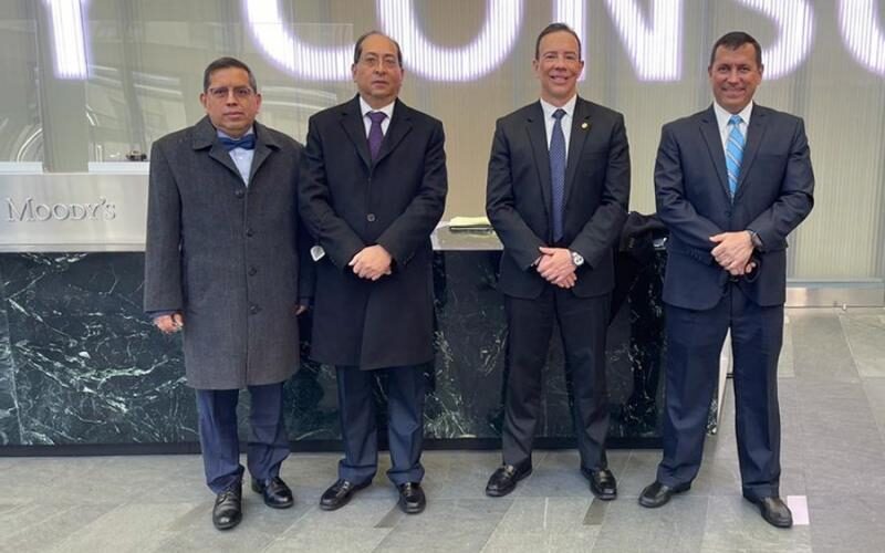 estuvo integrada por el jefe de la SAT, Marco Livio Díaz, el presidente del Banguat, Sergio Recinos, el ministro de Finanzas, Álvaro González Ricci y Luis Lara de la ABG. estuvo integrada por el jefe de la SAT, Marco Livio Díaz, el presidente del Banguat, Sergio Recinos, el ministro de Finanzas, Álvaro González Ricci y Luis Lara de la ABG.