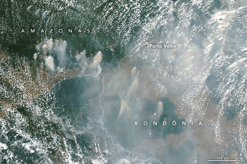 El 80% de las detecciones de incendios de los satélites de la NASA están asociadas con incendios de deforestación al norte de Rondônia. El 80% de las detecciones de incendios de los satélites de la NASA están asociadas con incendios de deforestación al norte de Rondônia.