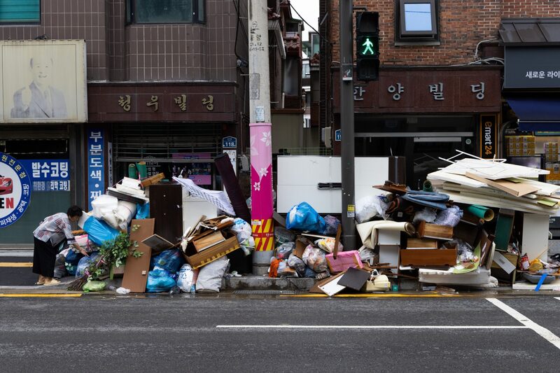 Escombros amontonados en la calle tras las fuertes lluvias en Seúl, Corea del Sur, el miércoles 10 de agosto de 2022. Fotógrafo: SeongJoon Cho/Bloomberg Escombros amontonados en la calle tras las fuertes lluvias en Seúl, Corea del Sur, el miércoles 10 de agosto de 2022. Fotógrafo: SeongJoon Cho/Bloomberg