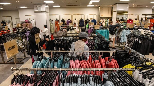 Americanos seguem gastando, mas grandes varejistas mantêm alerta Americanos seguem gastando, mas grandes varejistas mantêm alerta