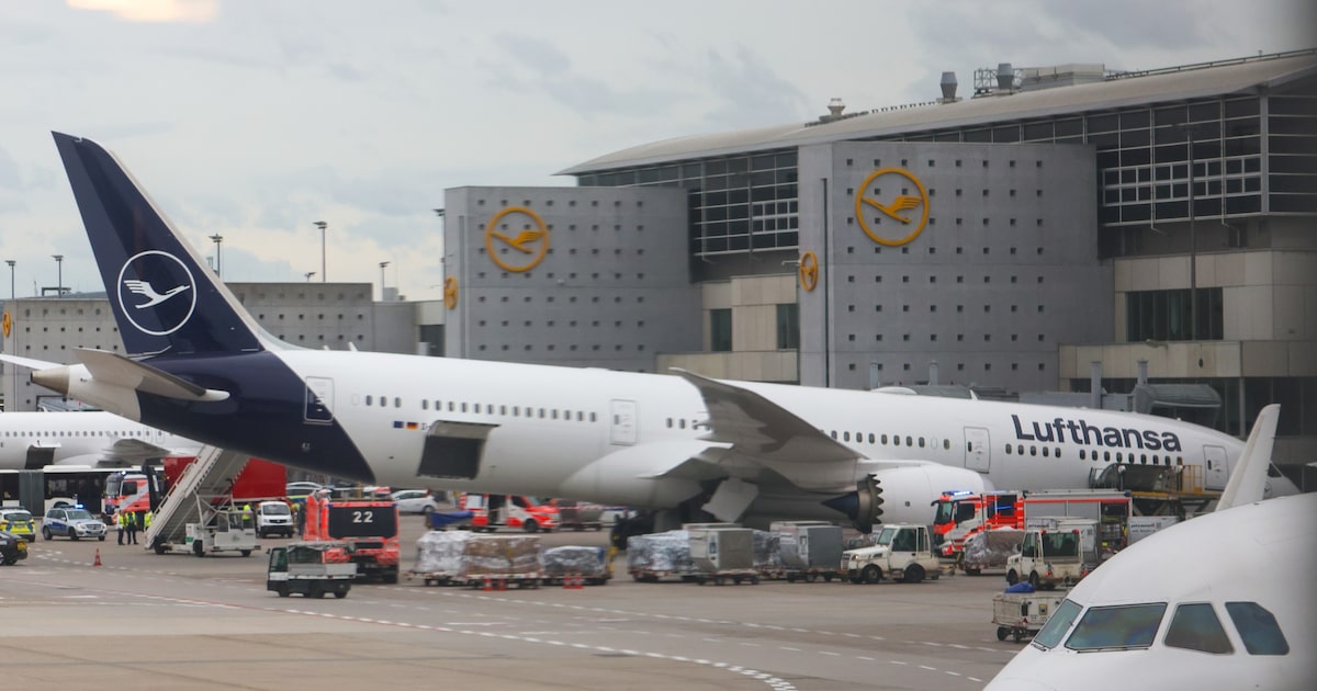 Avión Boeing 787 de Lufthansa sufre colapso del tren delantero en u...