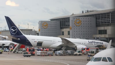 Avión Boeing 787 de Lufthansa sufre colapso del tren delantero en una puerta de embarque Avión Boeing 787 de Lufthansa sufre colapso del tren delantero en una puerta de embarque