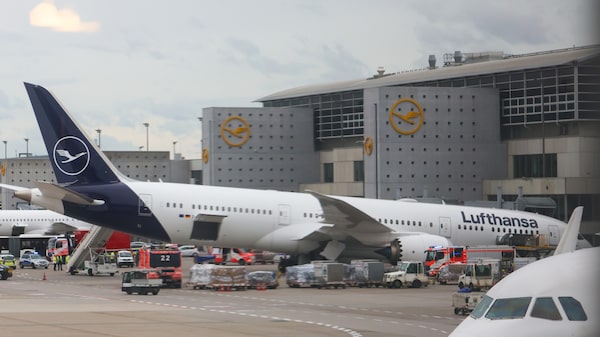 Avión Boeing 787 de Lufthansa sufre colapso del tren delantero en una puerta de embarque Avión Boeing 787 de Lufthansa sufre colapso del tren delantero en una puerta de embarque