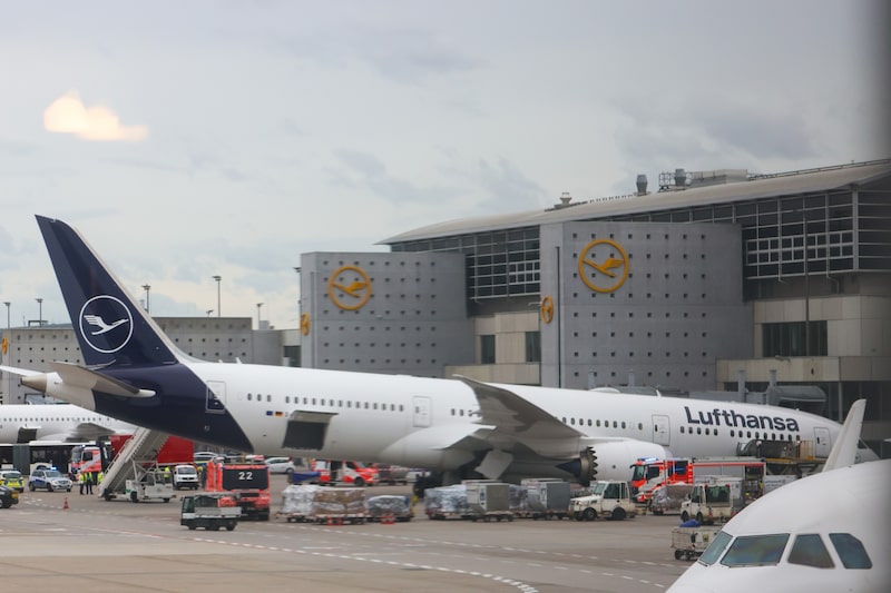 Un avión Boeing 787-9, operado por Deutsche Lufthansa AG, con el tren de aterrizaje delantero colapsado, en el aeropuerto de Frankfurt el 4 de junio. Fotógrafo: Alex Kraus/Bloomberg Un avión Boeing 787-9, operado por Deutsche Lufthansa AG, con el tren de aterrizaje delantero colapsado, en el aeropuerto de Frankfurt el 4 de junio. Fotógrafo: Alex Kraus/Bloomberg