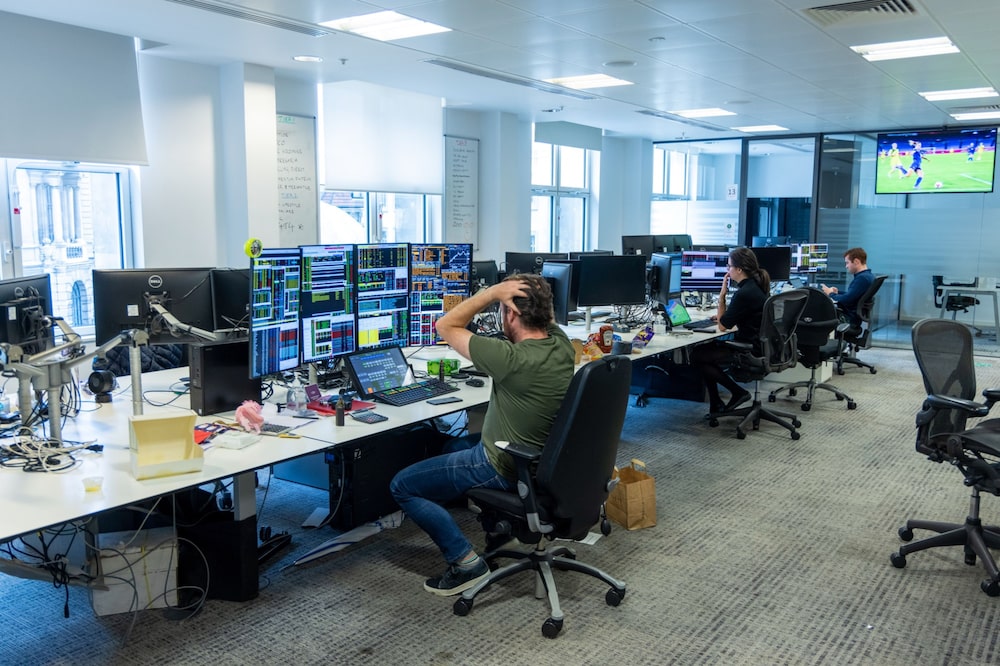 Operadores en sus puestos de trabajo en las oficinas de Singer Capital Markets en Londres, Reino Unido. Operadores en sus puestos de trabajo en las oficinas de Singer Capital Markets en Londres, Reino Unido.