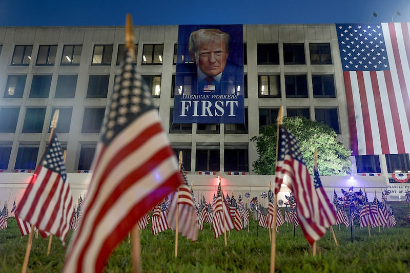 Una pancarta del presidente estadounidense Donald Trump, colgada del edificio del Departamento de Trabajo de EE. UU., antes de las festividades del 4 de julio. (Fotógrafo: Joe Raedle/Getty Images). Una pancarta del presidente estadounidense Donald Trump, colgada del edificio del Departamento de Trabajo de EE. UU., antes de las festividades del 4 de julio. (Fotógrafo: Joe Raedle/Getty Images).