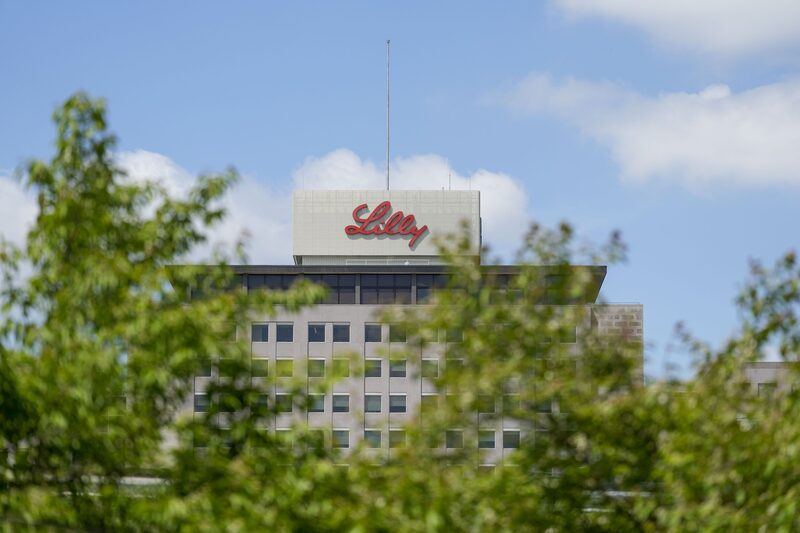 Lilly pronosticó unos ingresos para 2025 de entre US$58.000 millones y US$61.000 millones, frente a la estimación media de los analistas de US$58.700 millones. Lilly pronosticó unos ingresos para 2025 de entre US$58.000 millones y US$61.000 millones, frente a la estimación media de los analistas de US$58.700 millones.
