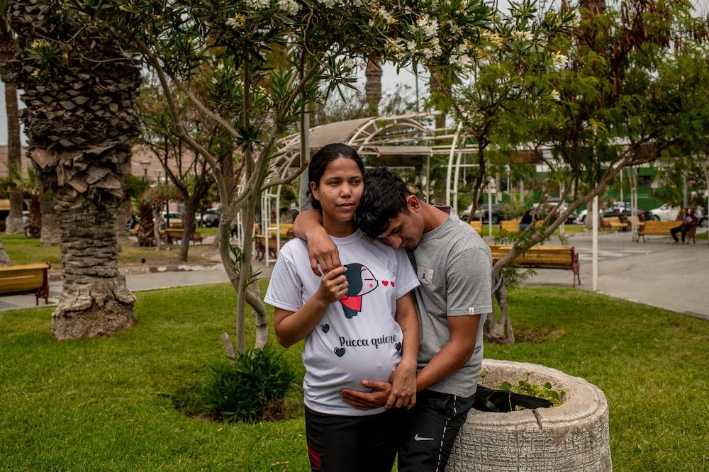 Andrea Gonzales y su pareja, Anderson Contreras, frente a la sede de la Policía de Investigaciones (PDI) en Arica. Fotógrafo: Cristóbal Olivares/Bloomberg Andrea Gonzales y su pareja, Anderson Contreras, frente a la sede de la Policía de Investigaciones (PDI) en Arica. Fotógrafo: Cristóbal Olivares/Bloomberg