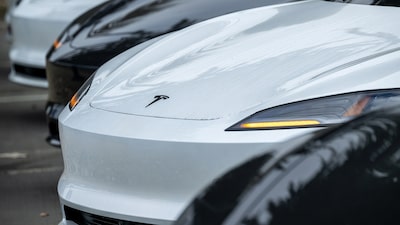 Demandan a Tesla tras la muerte de una mujer al estrellarse un coche contra su casa Demandan a Tesla tras la muerte de una mujer al estrellarse un coche contra su casa