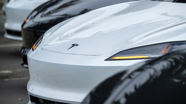 Demandan a Tesla tras la muerte de una mujer al estrellarse un coche contra su casa Demandan a Tesla tras la muerte de una mujer al estrellarse un coche contra su casa