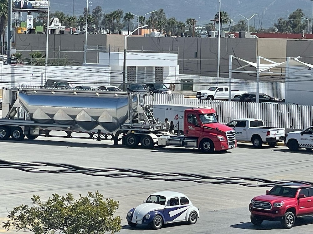 Una pipa con combustible durante una revisión de combustible importado con un laboratorio móvil de la empresa estatal Pemex en el cruce de la Aduana de Tijuana en la ciudad fronteriza de Tijuana, Baja California (Foto: Cortesía). Una pipa con combustible durante una revisión de combustible importado con un laboratorio móvil de la empresa estatal Pemex en el cruce de la Aduana de Tijuana en la ciudad fronteriza de Tijuana, Baja California (Foto: Cortesía).