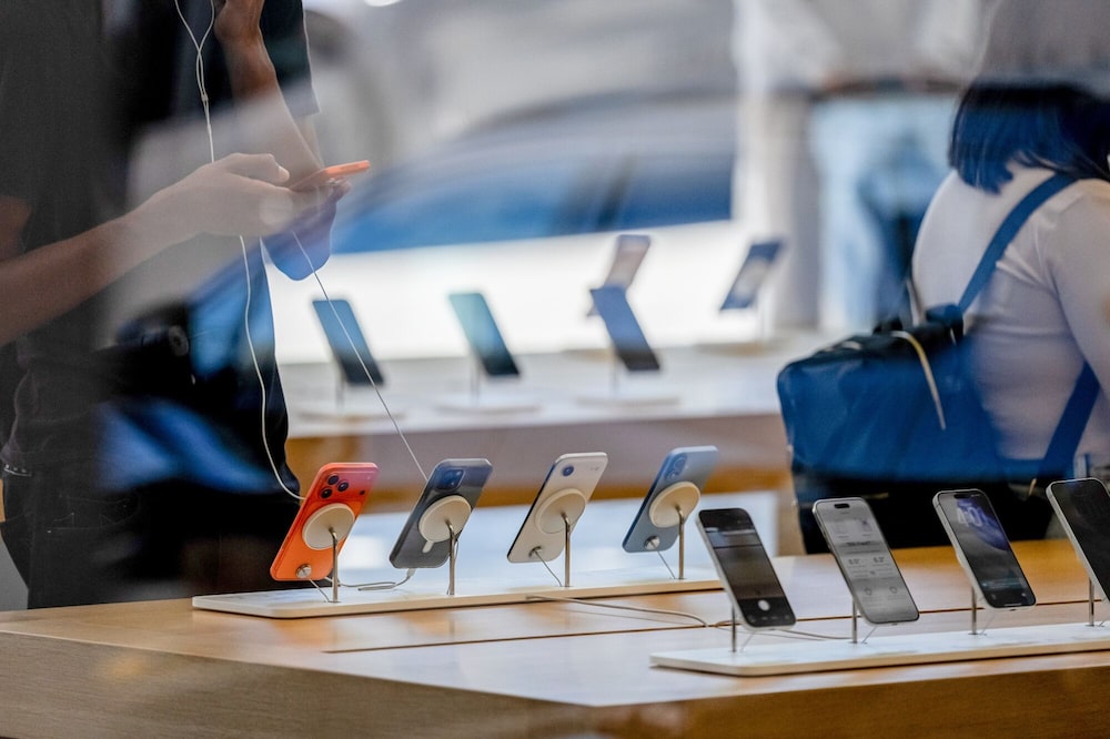 Un cliente examina los iPhones de Apple en la tienda de la compañía en San Francisco, California, EE.UU., el martes 28 de julio de 2026. Un cliente examina los iPhones de Apple en la tienda de la compañía en San Francisco, California, EE.UU., el martes 28 de julio de 2026.