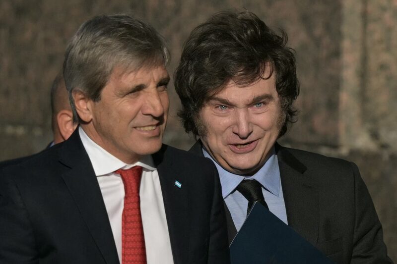 El presidente argentino Javier Milei (derecha) y el ministro de Economía argentino Luis Caputo caminan desde la Casa Rosada hasta el Ministerio de Economía tras reunirse con el secretario del Tesoro estadounidense Scott Bessent en Buenos Aires el 14 de abril de 2025. El presidente argentino Javier Milei (derecha) y el ministro de Economía argentino Luis Caputo caminan desde la Casa Rosada hasta el Ministerio de Economía tras reunirse con el secretario del Tesoro estadounidense Scott Bessent en Buenos Aires el 14 de abril de 2025.