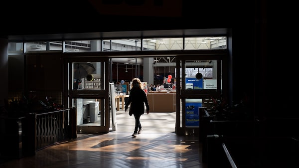 Confianza del consumidor en EE.UU. cae antes de acuerdo por techo de la deuda Confianza del consumidor en EE.UU. cae antes de acuerdo por techo de la deuda