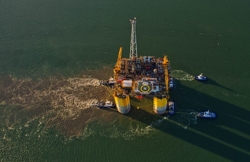 Remolcadores transportan la plataforma petrolera Hess Corp. en esta fotografía aérea tomada sobre Ingleside, Texas, Estados Unidos, el viernes 5 de mayo de 2017. Fotógrafo: Eddie Seal/Bloomberg Remolcadores transportan la plataforma petrolera Hess Corp. en esta fotografía aérea tomada sobre Ingleside, Texas, Estados Unidos, el viernes 5 de mayo de 2017. Fotógrafo: Eddie Seal/Bloomberg