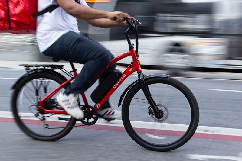 Bicicleta elétrica da Tembici em uso para a frota de entregadores do iFood: contrato para até 45.000 unidades nos próximos anos (Foto: Divulgação) Bicicleta elétrica da Tembici em uso para a frota de entregadores do iFood: contrato para até 45.000 unidades nos próximos anos (Foto: Divulgação)