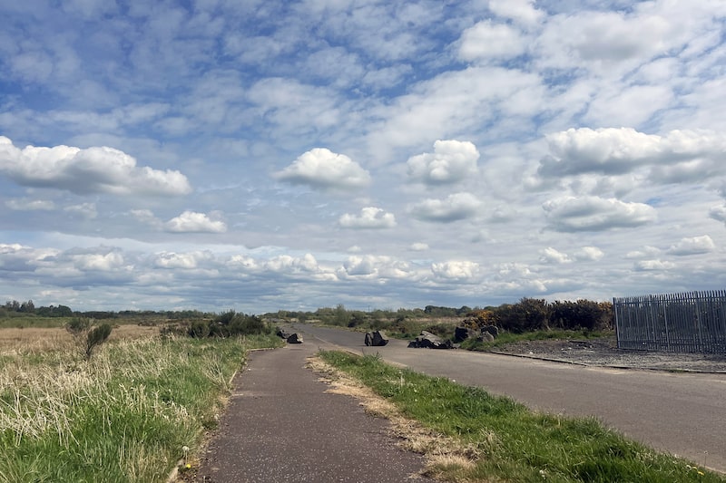 Uma estrada que leva ao local proposto para o centro de dados de £ 15 bilhões (US$ 20 bilhões) nos arredores de Irvine, na Escócia, em 6 de maio. Fotógrafa: Laura Avetisyan/Bloomberg. Uma estrada que leva ao local proposto para o centro de dados de £ 15 bilhões (US$ 20 bilhões) nos arredores de Irvine, na Escócia, em 6 de maio. Fotógrafa: Laura Avetisyan/Bloomberg.