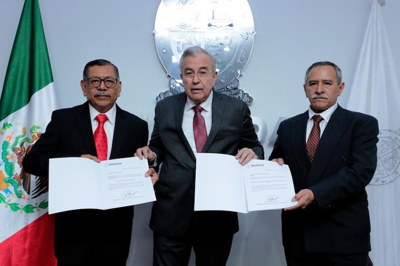 Rubén Rocha (al centro), gobernador de Sinaloa, actualmente con licencia, tomó protesta a Gerardo Mérida Sánchez (a la derecha de Rocha) como secretario de Seguridad Pública de Sinaloa, el 4 de septiembre de 2023. Rubén Rocha (al centro), gobernador de Sinaloa, actualmente con licencia, tomó protesta a Gerardo Mérida Sánchez (a la derecha de Rocha) como secretario de Seguridad Pública de Sinaloa, el 4 de septiembre de 2023.