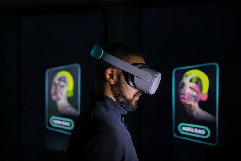 Un usuario usa un visor de realidad virtual Oculus Quest para ver una galería de arte virtual. Fotógrafo: Hollie Adams/Bloomberg
Un usuario usa un visor de realidad virtual Oculus Quest para ver una galería de arte virtual. Fotógrafo: Hollie Adams/Bloomberg