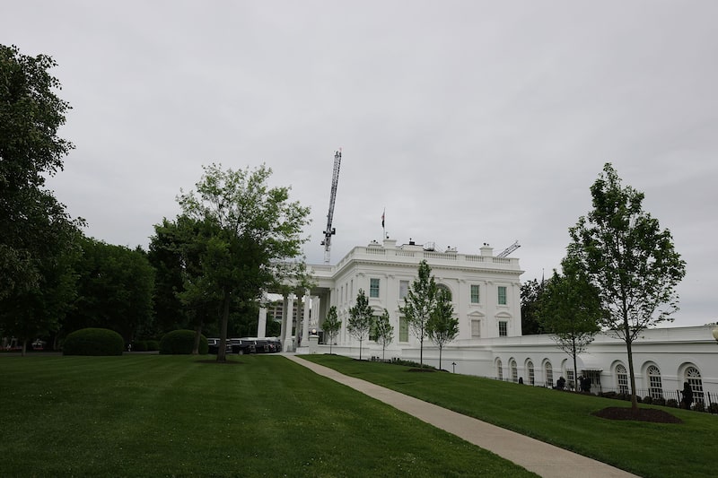 El 28 de abril de 2026, en Washington D. C., se ve a unos trabajadores en lo alto de una grúa de construcción situada sobre la Casa Blanca. El 28 de abril de 2026, en Washington D. C., se ve a unos trabajadores en lo alto de una grúa de construcción situada sobre la Casa Blanca.