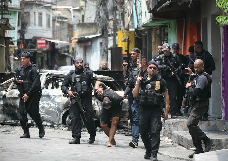 Designações das facções como grupos terroristas obrigarão os bancos brasileiros a revisarem programas de compliance (Foto: Mauro Pimentel/AFP/Getty Images) Designações das facções como grupos terroristas obrigarão os bancos brasileiros a revisarem programas de compliance (Foto: Mauro Pimentel/AFP/Getty Images)