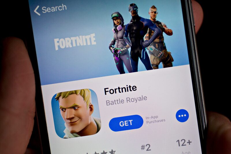 El videojuego Fortnite: Battle Royale de Epic Games Inc. ya está disponible en la App Store en un iPhone de Apple. El videojuego Fortnite: Battle Royale de Epic Games Inc. ya está disponible en la App Store en un iPhone de Apple.
