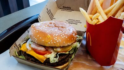 Com vendas em queda, McDonald’s gasta US$ 100 mi para superar surto de E. Coli Com vendas em queda, McDonald’s gasta US$ 100 mi para superar surto de E. Coli