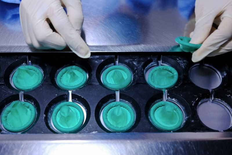 Preservativos en la línea de producción de una planta de Karex Bhd. en Port Klang, Selangor, Malasia. Fotógrafo: Samsul Said/Bloomberg. Preservativos en la línea de producción de una planta de Karex Bhd. en Port Klang, Selangor, Malasia. Fotógrafo: Samsul Said/Bloomberg.