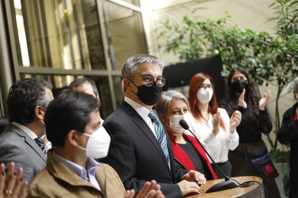 Mario Marcel, ministro de Hacienda de Chile, junto a la ministra del Trabajo, Jeanette Jara, y diputados oficialistas en el Congreso de Chile celebran aprobación de reajuste del salario mínimo, el 18 de mayo de 2022. Foto: Ministerio de Hacienda de Chile. Mario Marcel, ministro de Hacienda de Chile, junto a la ministra del Trabajo, Jeanette Jara, y diputados oficialistas en el Congreso de Chile celebran aprobación de reajuste del salario mínimo, el 18 de mayo de 2022. Foto: Ministerio de Hacienda de Chile.