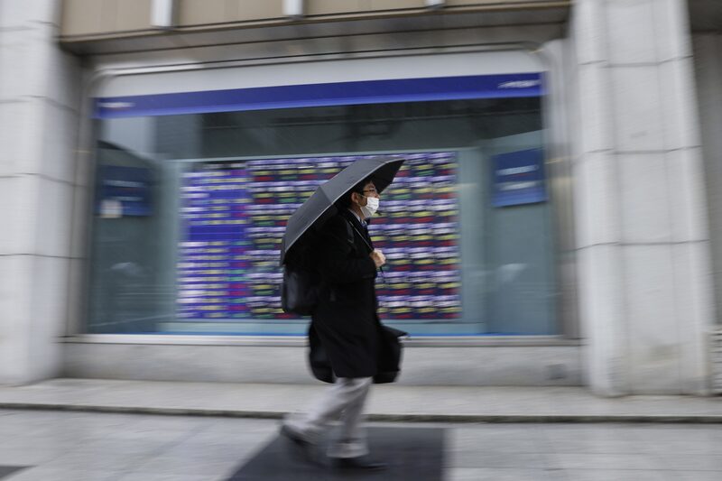 Un peatón frente a un tablero electrónico de valores fuera de una firma de valores en Tokio, Japón, el viernes 10 de febrero de 2023. Fotógrafo: Kiyoshi Ota/Bloomberg Un peatón frente a un tablero electrónico de valores fuera de una firma de valores en Tokio, Japón, el viernes 10 de febrero de 2023. Fotógrafo: Kiyoshi Ota/Bloomberg