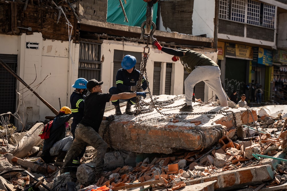 Quake Death Toll Rises As Colombian Civilians Aid In Rescue. Quake Death Toll Rises As Colombian Civilians Aid In Rescue.