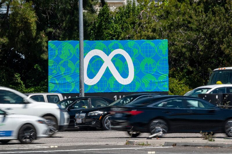 El presidente recorrió la mesa pidiendo a los ejecutivos que hablaran de sus planes.  El presidente recorrió la mesa pidiendo a los ejecutivos que hablaran de sus planes.