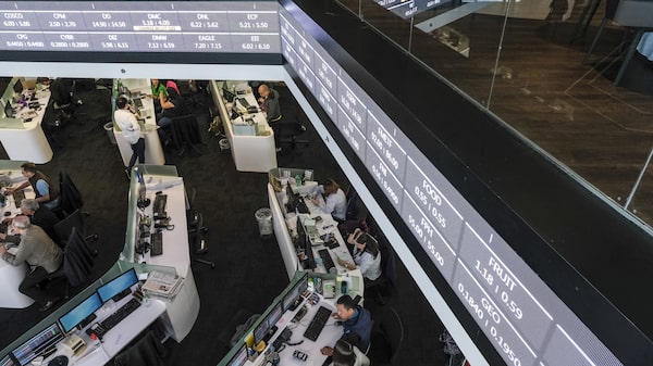 El dólar y los futuros de las acciones estadounidenses caen ante las amenazas a la Fed El dólar y los futuros de las acciones estadounidenses caen ante las amenazas a la Fed