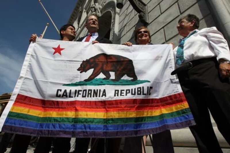 Parejas de gays y lesbianas sostienen una bandera de California frente a la Corte Suprema de California el 15 de mayo de 2008 en San Francisco, California. Parejas de gays y lesbianas sostienen una bandera de California frente a la Corte Suprema de California el 15 de mayo de 2008 en San Francisco, California.