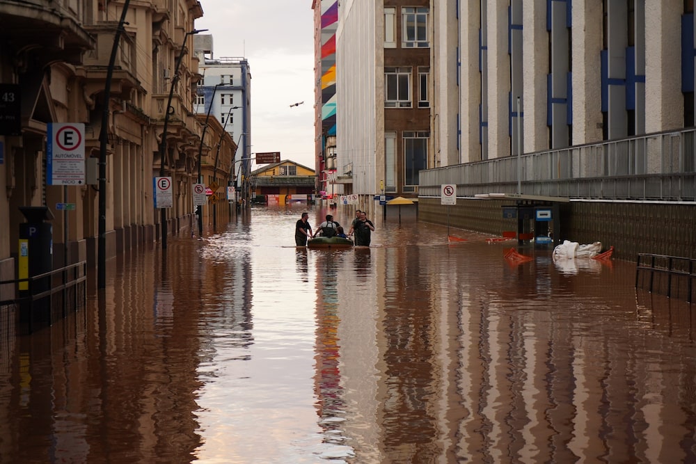 Voluntarios realizan un rescate en medio de las inundaciones en el centro histórico de Porto Alegre, estado de Rio Grande do Sul, Brasil, en 2024. Voluntarios realizan un rescate en medio de las inundaciones en el centro histórico de Porto Alegre, estado de Rio Grande do Sul, Brasil, en 2024.