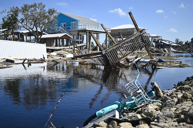 Una casa y un muelle dañados después de que el huracán Helene tocara tierra en Keaton Beach, Florida. Una casa y un muelle dañados después de que el huracán Helene tocara tierra en Keaton Beach, Florida.
