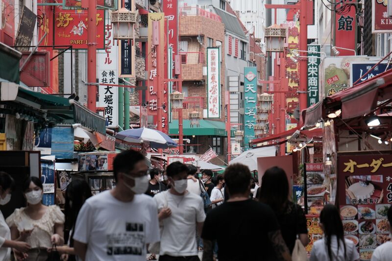 Japón también se vio afectado por otra oleada de virus en verano, con un número de nuevos casos diarios que alcanzó los 200.000 en agosto. Japón también se vio afectado por otra oleada de virus en verano, con un número de nuevos casos diarios que alcanzó los 200.000 en agosto.