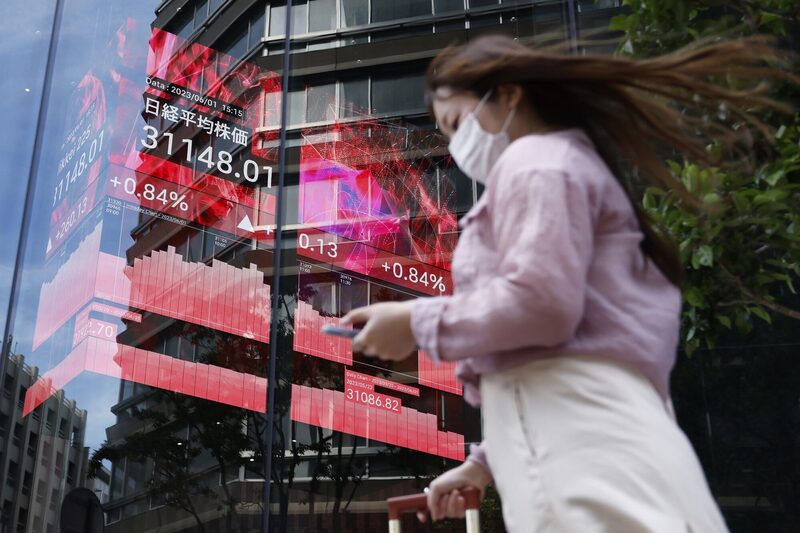 Um quadro eletrônico de ações mostrando o valor da média de ações do Nikkei 225 exibido dentro do edifício Kabuto One em Tóquio, Japão Um quadro eletrônico de ações mostrando o valor da média de ações do Nikkei 225 exibido dentro do edifício Kabuto One em Tóquio, Japão