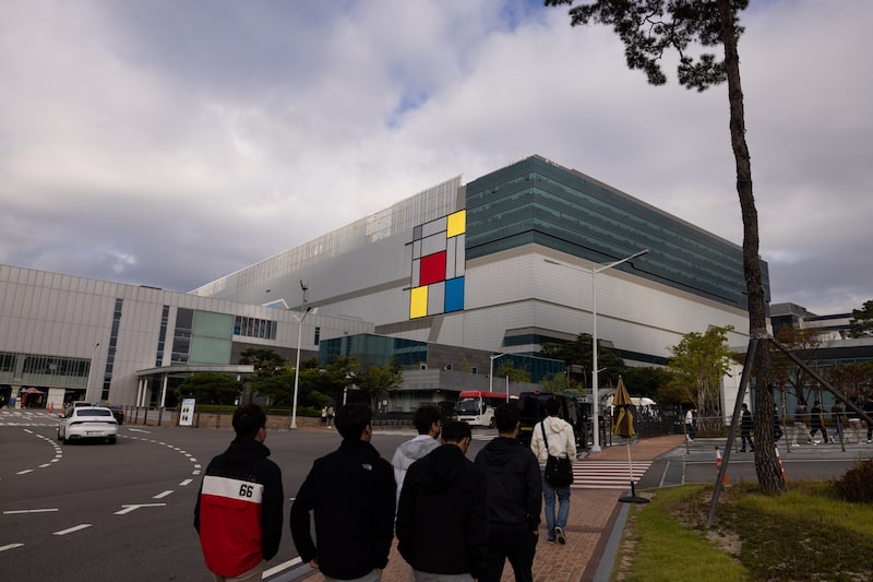 Empleados ingresan a la planta de fabricación de semiconductores de Samsung en Hwaseong, provincia de Gyeonggi, Corea del Sur. Fotógrafo: SeongJoon Cho/Bloomberg. Empleados ingresan a la planta de fabricación de semiconductores de Samsung en Hwaseong, provincia de Gyeonggi, Corea del Sur. Fotógrafo: SeongJoon Cho/Bloomberg.