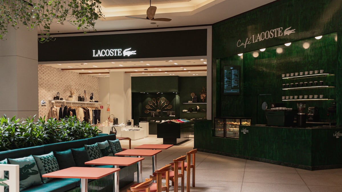 A loja da Lacoste no Shopping Cidade Jardim fica localizada no Piso 1, bem ao lado do recém-inaugurado Café Lacoste