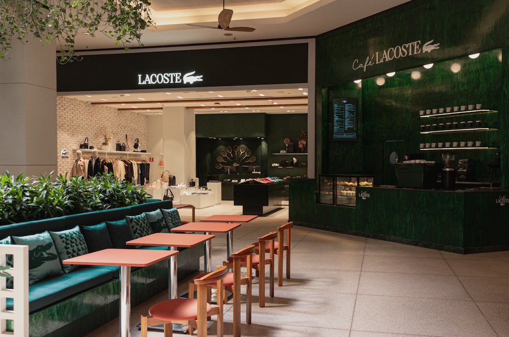 Café Lacoste fica ao lado da loja no Cidade Jardim Café Lacoste fica ao lado da loja no Cidade Jardim