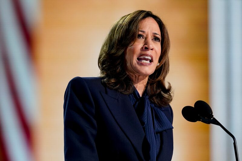 La vicepresidenta de EE.UU. Kamala Harris habla durante la Convención Nacional Demócrata (DNC) en el United Center de Chicago, Illinois, EE.UU., el jueves 22 de agosto de 2024. La vicepresidenta de EE.UU. Kamala Harris habla durante la Convención Nacional Demócrata (DNC) en el United Center de Chicago, Illinois, EE.UU., el jueves 22 de agosto de 2024.