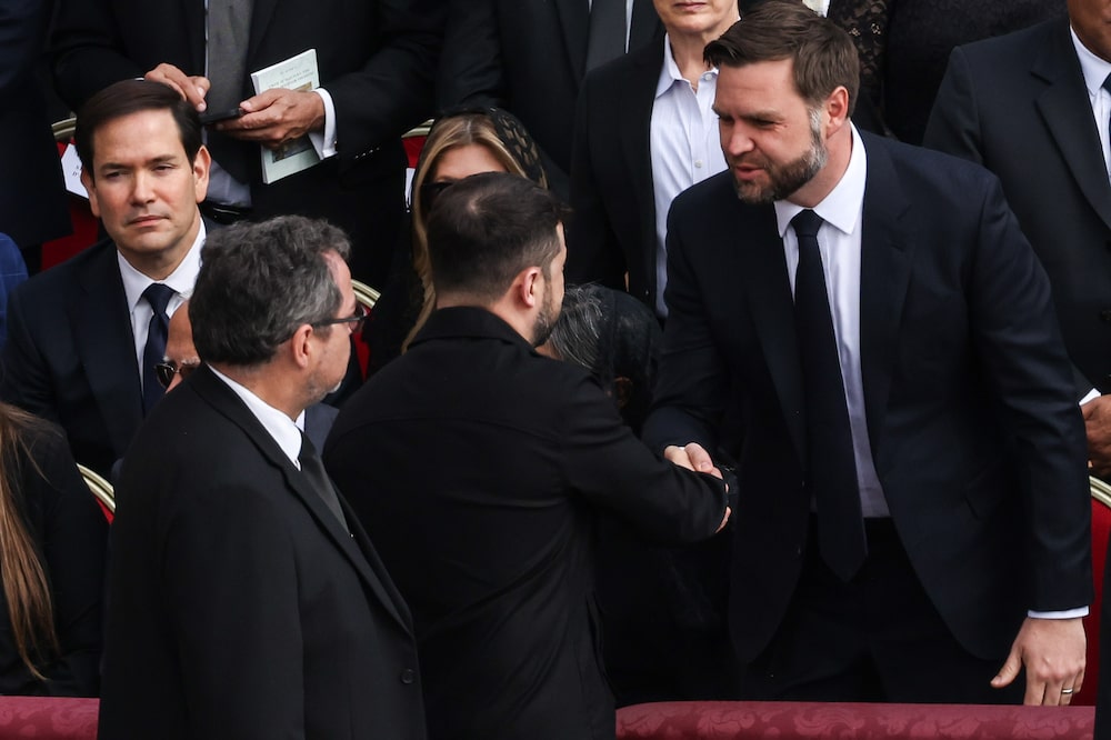 Zelenskiy, en el centro a la izquierda, saluda a Vance en la misa inaugural del Papa León XIV en la Plaza de San Pedro en la Ciudad del Vaticano el domingo.Fotógrafo: Alessia Pierdomenico/Bloomberg Zelenskiy, en el centro a la izquierda, saluda a Vance en la misa inaugural del Papa León XIV en la Plaza de San Pedro en la Ciudad del Vaticano el domingo.Fotógrafo: Alessia Pierdomenico/Bloomberg